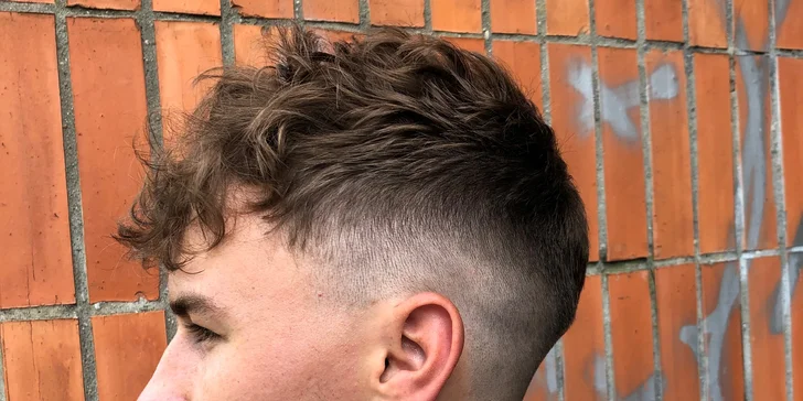 Pánský střih fade, vousy i kompletní barber péče s voskem, mytím, masáží hlavy a pleťovou maskou
