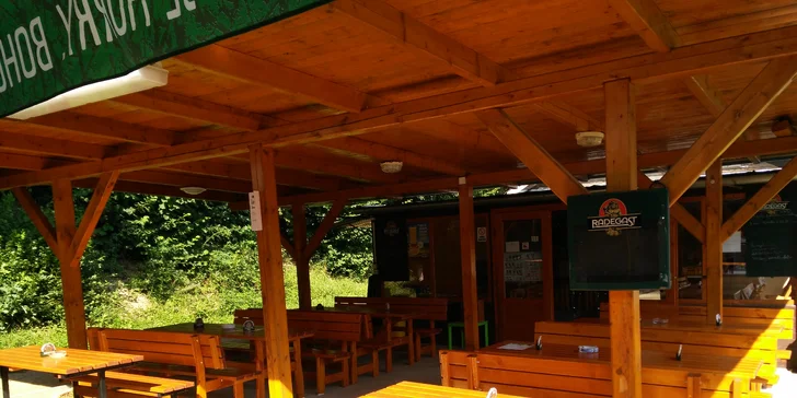 Pohodová dovolená u Vranovské přehrady s koupáním i výlety v dřevěné chatce až pro 4 osoby