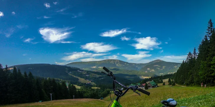 Poznejte Krkonoše z jiného úhlu: zapůjčení elektrické koloběžky nebo kola FATeBIKE