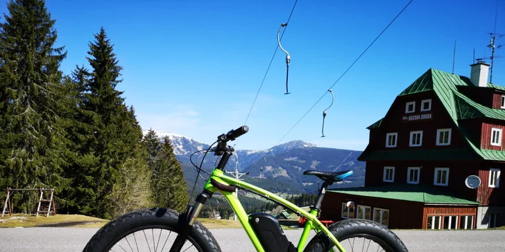 Poznejte Krkonoše z jiného úhlu: zapůjčení elektrické koloběžky nebo kola FATeBIKE