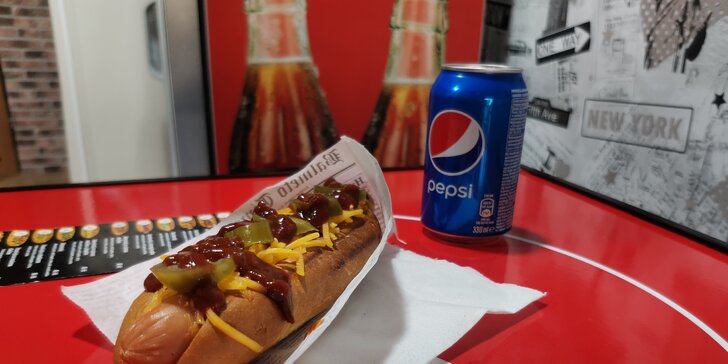 Hot dog s omáčkou a nápojem dle vlastního výběru: pro jednoho i pro dva