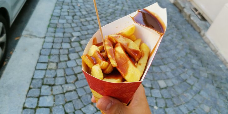 Občerstvení s sebou v centru Hradce Králové: jeden či dva burgery dle výběru, hranolky a dip