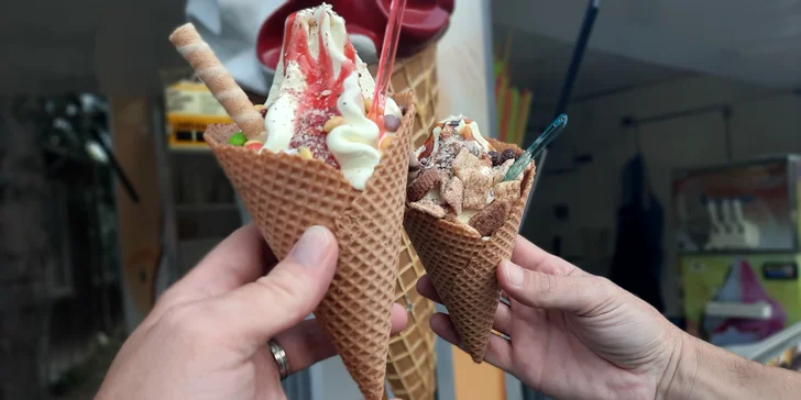 Perfektní osvěžení v Brně: 2× extra velká zmrzka Michmoj s oříšky, bonbóny a posypkou