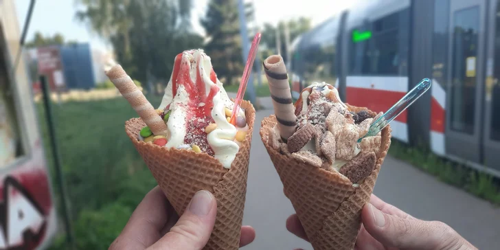 Perfektní osvěžení v Brně: 2× extra velká zmrzka Michmoj s oříšky, bonbóny a posypkou