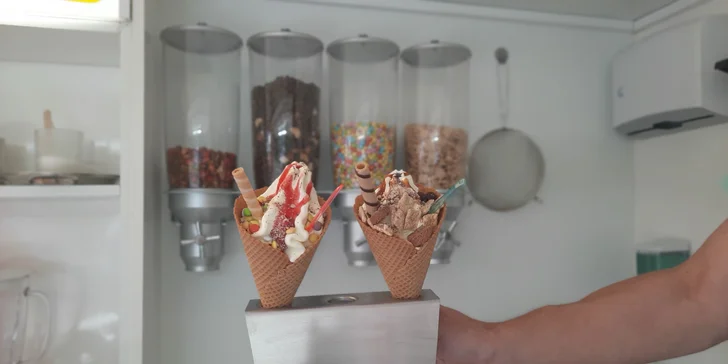 Perfektní osvěžení v Brně: 2× extra velká zmrzka Michmoj s oříšky, bonbóny a posypkou