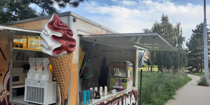 Perfektní osvěžení v Brně: 2× extra velká zmrzka Michmoj s oříšky, bonbóny a posypkou