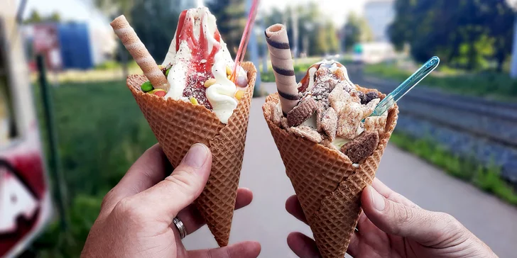 Perfektní osvěžení v Brně: 2× extra velká zmrzka Michmoj s oříšky, bonbóny a posypkou
