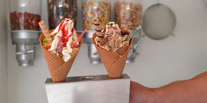 Perfektní osvěžení v Brně: 2× extra velká zmrzka Michmoj s oříšky, bonbóny a posypkou