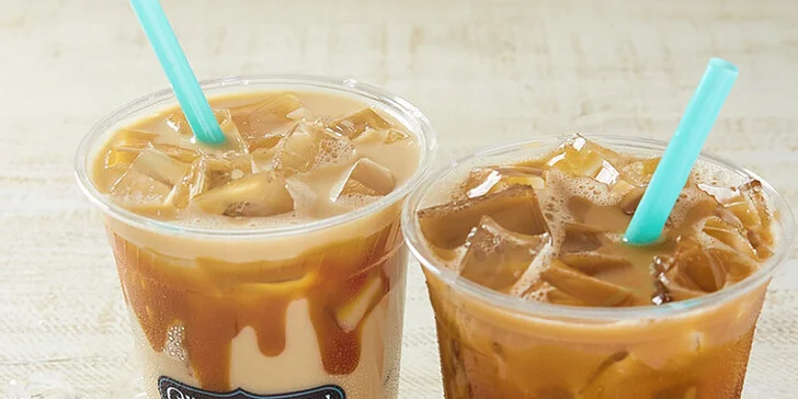 Nadýchané rolky z pekařství Cinnabon: skořice či čokoláda a k tomu káva podle výběru