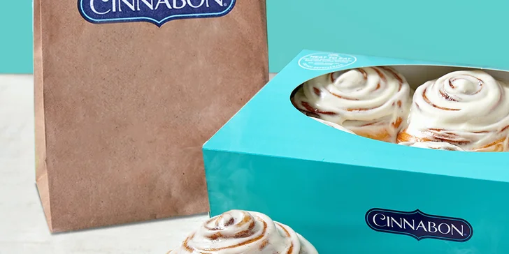 Nadýchané rolky z pekařství Cinnabon: skořice či čokoláda a k tomu nápoj podle výběru