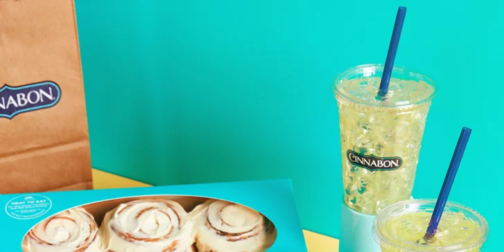 Nadýchané rolky z pekařství Cinnabon: skořice či čokoláda a k tomu nápoj podle výběru