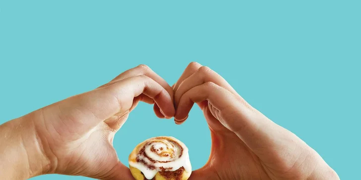 Nadýchané rolky z pekařství Cinnabon: skořice či čokoláda a k tomu nápoj podle výběru