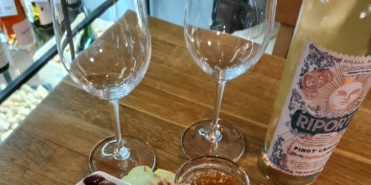 Prkénko se 700 g dobrot a láhev vína na Vinohradech: ovčí sýr, fuet i bageta