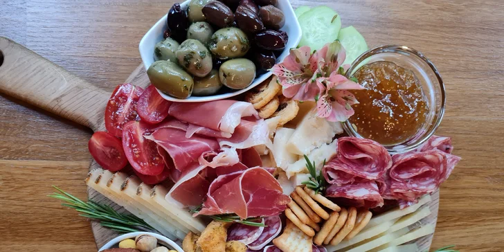 Prkénko se 700 g dobrot a láhev vína na Vinohradech: ovčí sýr, fuet i bageta