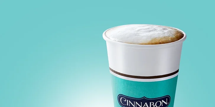 Nadýchané rolky z pekařství Cinnabon: skořice či čokoláda a k tomu nápoj podle výběru