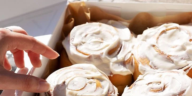 Nadýchané rolky z pekařství Cinnabon: skořice či čokoláda a k tomu nápoj podle výběru