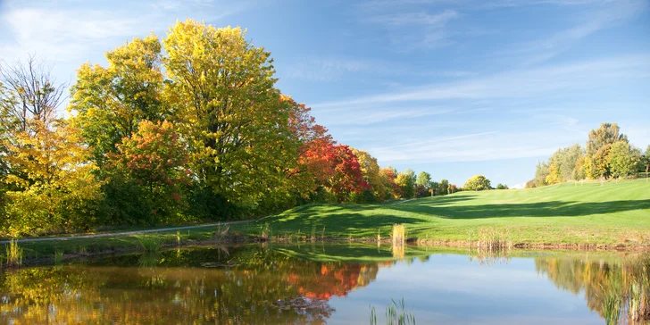 Jste nadšení golfisté? Pak budete z této lokality uneseni. Na golf to máte jen kousek.