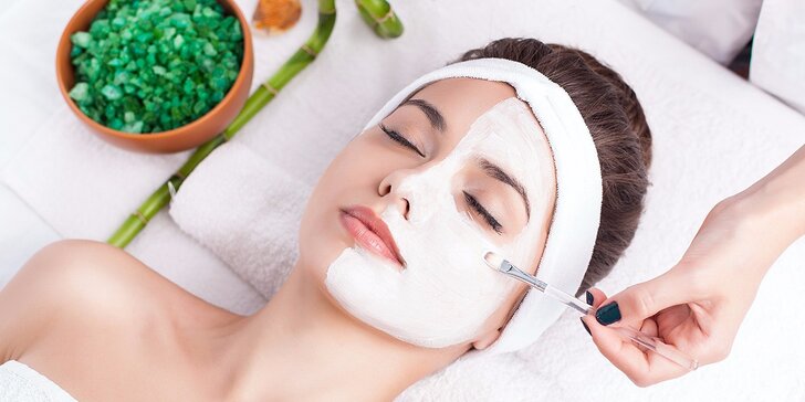 Celkové ošetření obličeje, krku a dekoltu v délce až 90 minut a třeba i kosmetická masáž