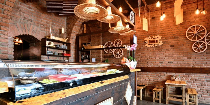 Asijský hot pot: kuřecí thajský vývar s hovězím, krevetami, mušlemi, tofu, knedlíčky i nudlemi