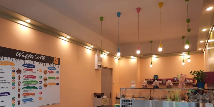 Bublinková vafle s kávou nebo limonádou do ruky pro jednoho či dva žíznivé mlsouny