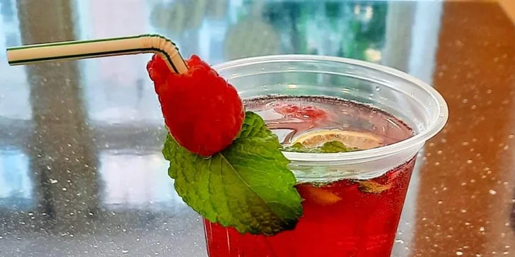 Bublinková vafle s kávou nebo limonádou do ruky pro jednoho či dva žíznivé mlsouny