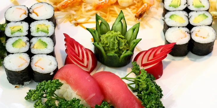 Pestré sety s 21–70 ks sushi: s lososem, krevetami i okurkou a avokádem