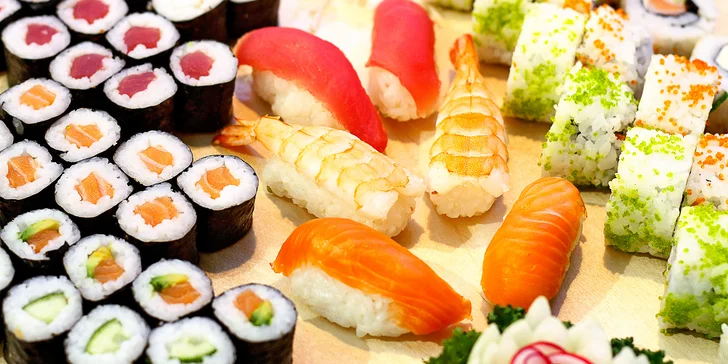 Pestré sety s 21–70 ks sushi: s lososem, krevetami i okurkou a avokádem