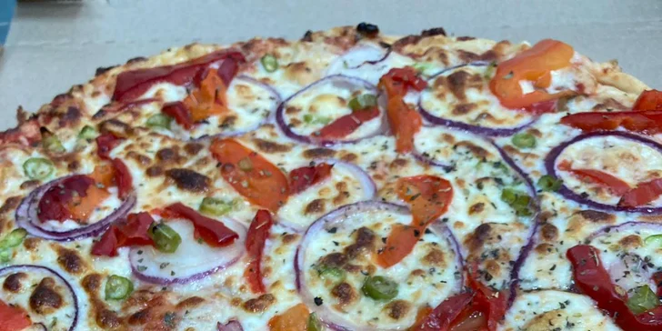 Pizza o průměru 32 cm podle výběru z 11 druhů, možnost posezení i odnosu