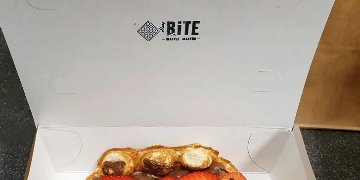 Sladká bubble waffle se 3 druhy zdobení podle výběru i s frappé či limonádou