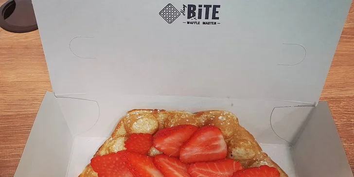 Sladká bubble waffle se 3 druhy zdobení podle výběru i s frappé či limonádou