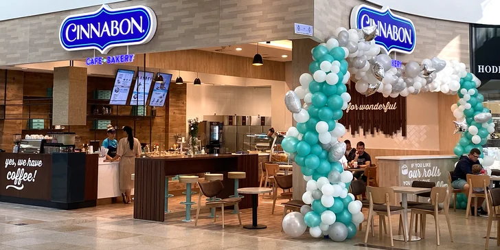 Nadýchané rolky z pekařství Cinnabon: skořice či čokoláda a k tomu nápoj podle výběru