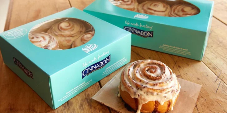 Nadýchané rolky z pekařství Cinnabon: skořice či čokoláda a k tomu nápoj podle výběru