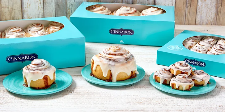 Nadýchané rolky z pekařství Cinnabon: skořice či čokoláda a k tomu nápoj podle výběru