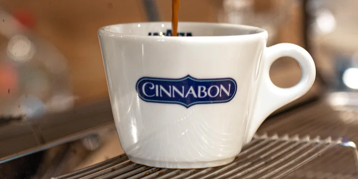Nadýchané rolky z pekařství Cinnabon: skořice či čokoláda a k tomu nápoj podle výběru