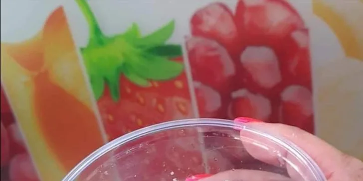 Slané nebo sladké vaflové tyčinky s drinkem z prosecca pro jednoho či dva
