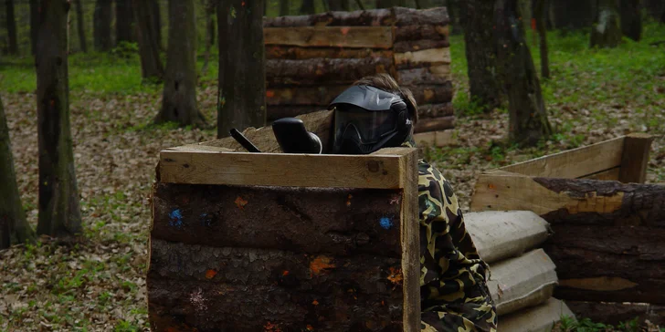 Vyladěný paintball v Brně: přestřelka až pro 10 osob, pro každého zbraň, kuličky, maska i kombinéza