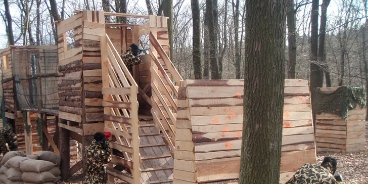 Vyladěný paintball v Brně: přestřelka až pro 10 osob, pro každého zbraň, kuličky, maska i kombinéza
