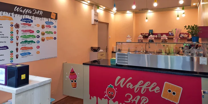 Slané nebo sladké vaflové tyčinky s drinkem z prosecca pro jednoho či dva