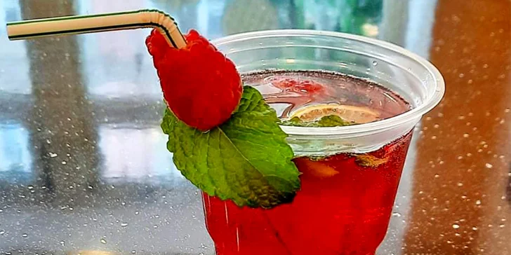 Slané nebo sladké vaflové tyčinky s drinkem z prosecca pro jednoho či dva