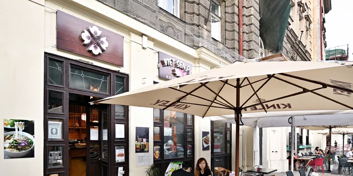 Rozmanité sushi sety na Újezdě: 24–50 rolek s lososem, tuňákem i krevetou