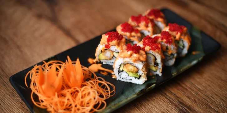 Rozmanité sushi sety na Újezdě: 24–50 rolek s lososem, tuňákem i krevetou