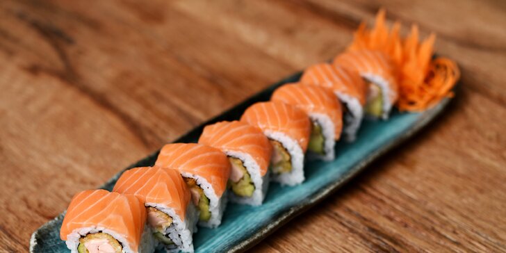Rozmanité sushi sety na Újezdě: 24–50 rolek s lososem, tuňákem i krevetou
