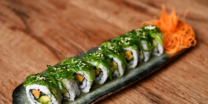 Rozmanité sushi sety na Újezdě: 24–50 rolek s lososem, tuňákem i krevetou