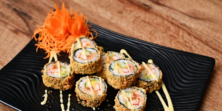 Rozmanité sushi sety na Újezdě: 24–50 rolek s lososem, tuňákem i krevetou