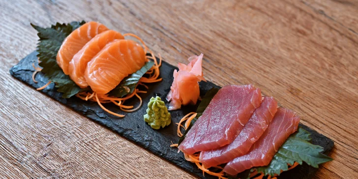 Rozmanité sushi sety na Újezdě: 24–50 rolek s lososem, tuňákem i krevetou