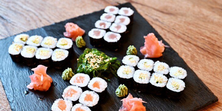 Rozmanité sushi sety na Újezdě: 24–50 rolek s lososem, tuňákem i krevetou