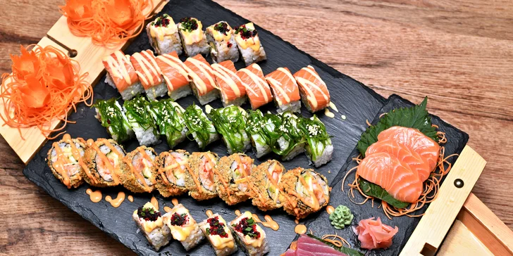 Rozmanité sushi sety na Újezdě: 24–50 rolek s lososem, tuňákem i krevetou
