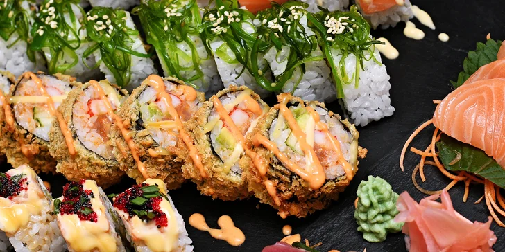Rozmanité sushi sety na Újezdě: 24–50 rolek s lososem, tuňákem i krevetou