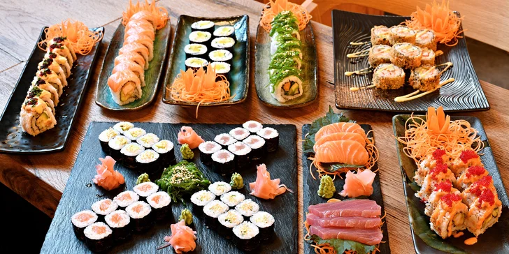 Rozmanité sushi sety na Újezdě: 24–50 rolek s lososem, tuňákem i krevetou