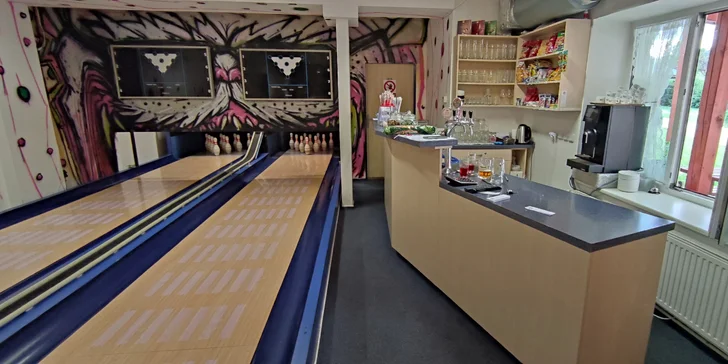 Hodina bowlingu až pro 8 lidí a k tomu 1 až 2 kg kuřecích špalíčků